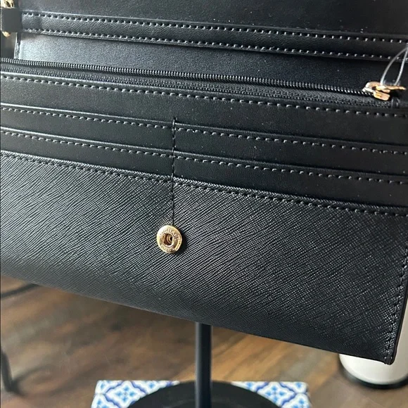 Michael Kors Jet Set Black Crossbody Bag with Gold Accents - Picture 4 of 7